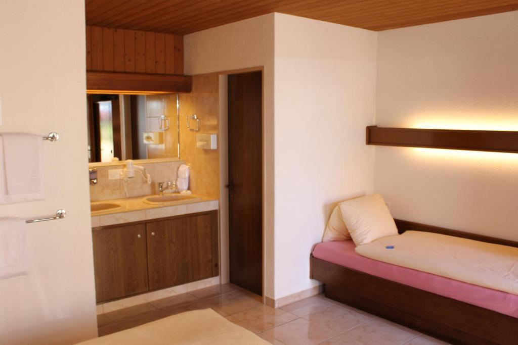 Hotel Glaernisch Hof Horgen Room photo